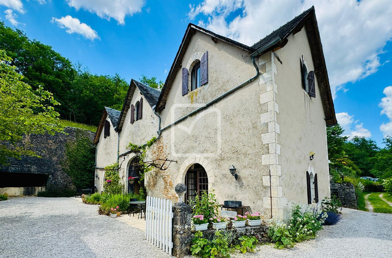 Propriété - 537 m² - 18 pièces