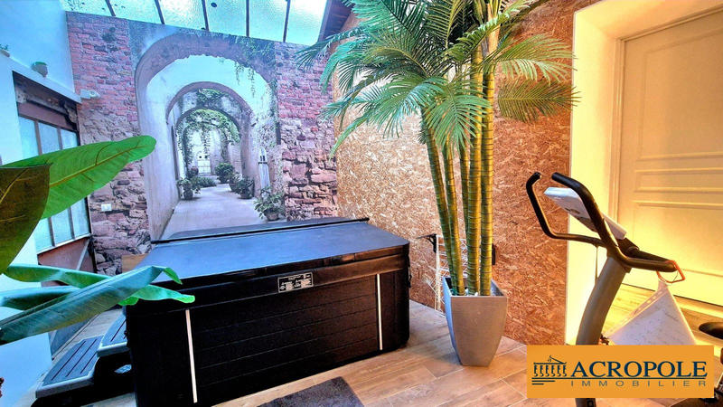 Maison - 240 m² - 9 pièces