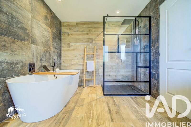 Maison - 219 m² - 9 pièces