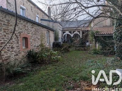 Maison - 302 m² - 12 pièces