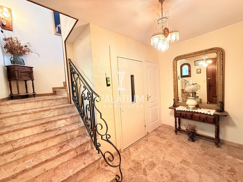 Maison - 230 m² - 7 pièces