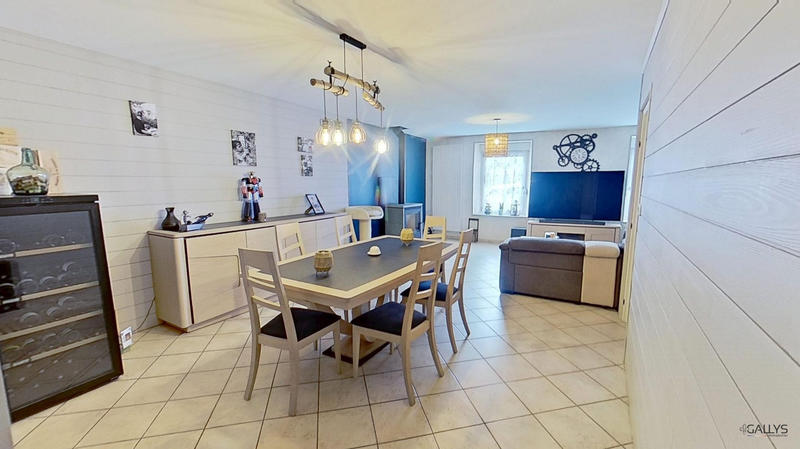 Maison - 218 m² - 7 pièces