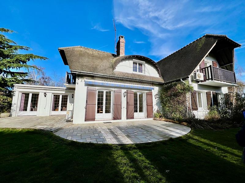 Maison - 293 m² - 10 pièces