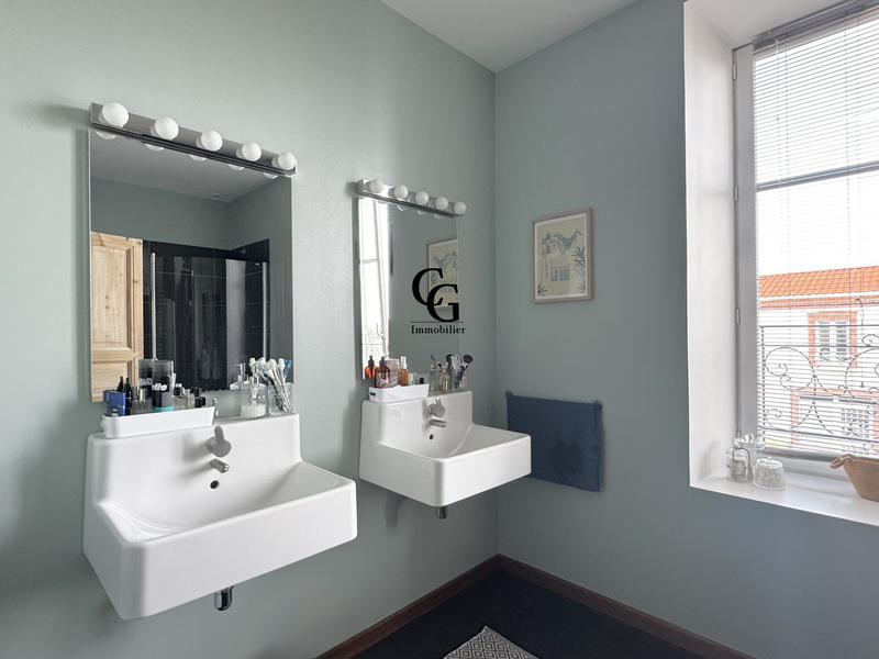 Maison - 246 m² - 8 pièces