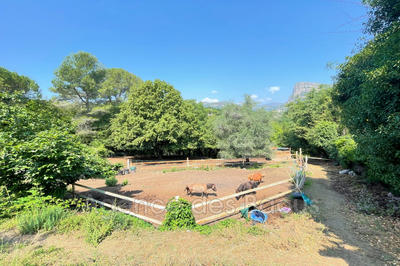 Propriété - 190 m² - 6 pièces