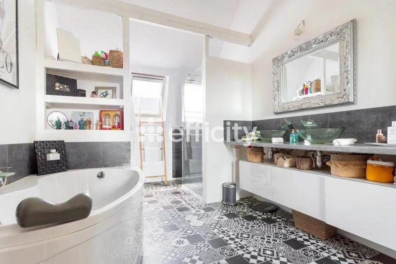 Maison - 230 m² - 8 pièces