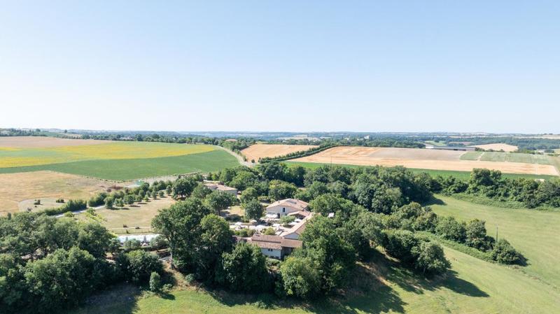 Maison - 1 000 m² - 22 pièces