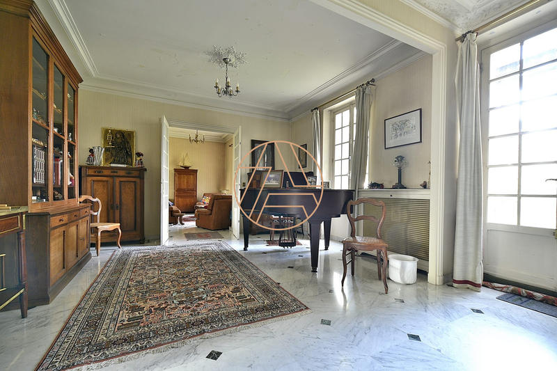 Maison - 203 m² - 9 pièces