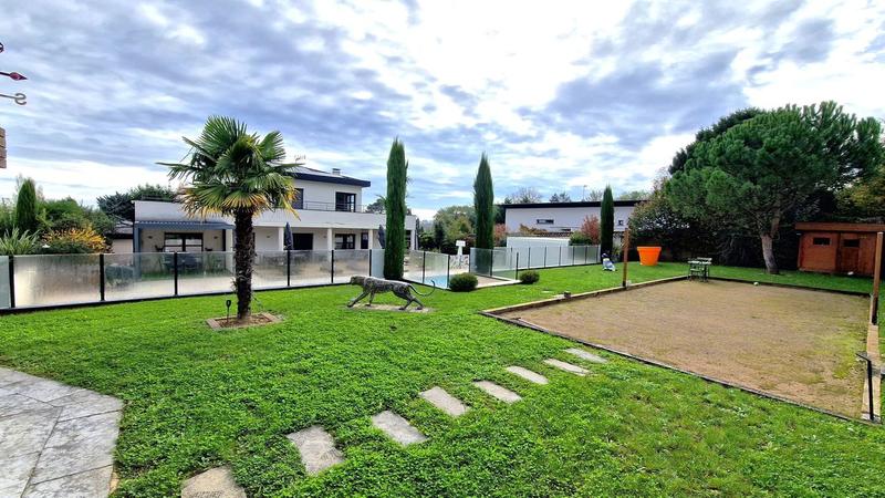 Propriété - 231 m² - 7 pièces