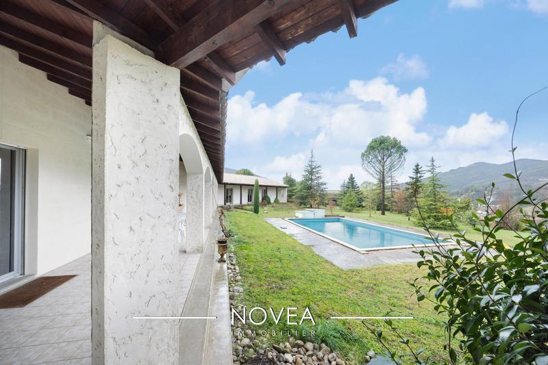 Villa - 396 m² - 6 pièces