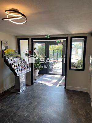 Local commercial - 1 050 m² - 50 pièces