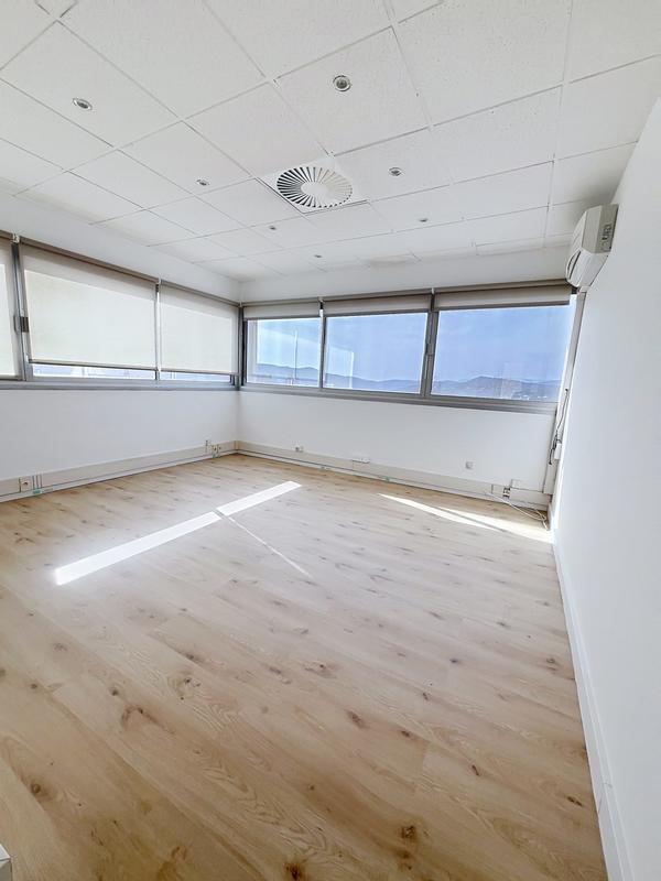 Bureau - 135 m² - 7 pièces