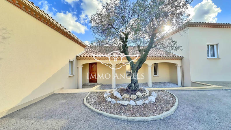 Maison traditionnelle - 240 m² - 8 pièces