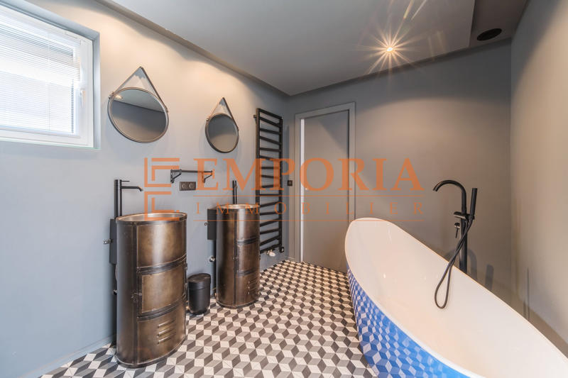 Loft - 122 m² - 3 pièces