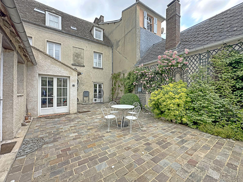 Maison - 285 m² - 9 pièces