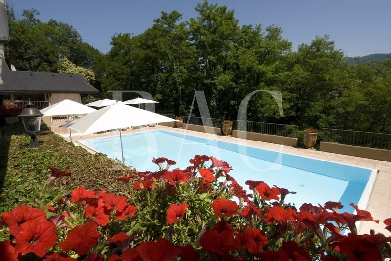 Château - 1 290 m² - 12 pièces