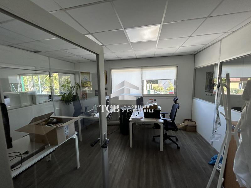 Local d'activités - 916 m²