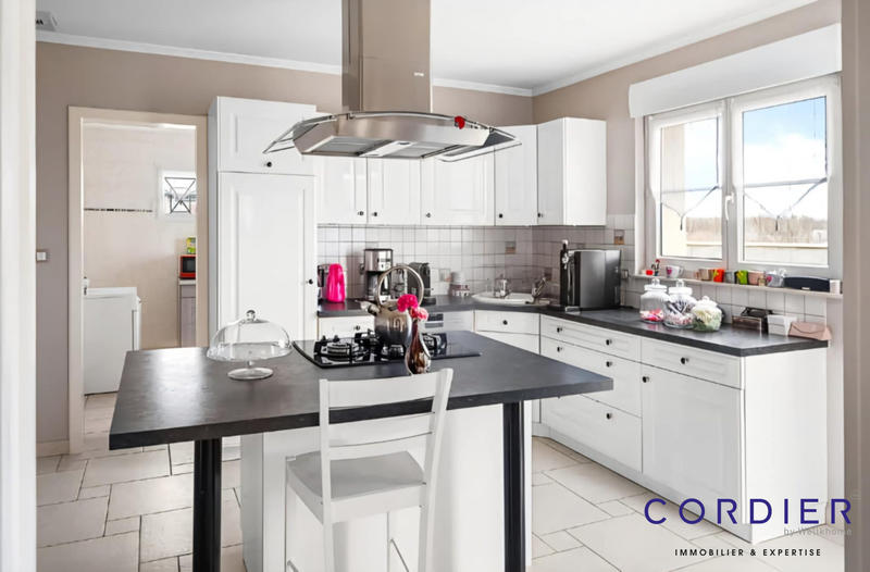 Maison - 181 m² - 8 pièces