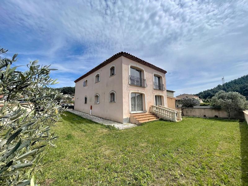 Maison - 240 m² - 5 pièces