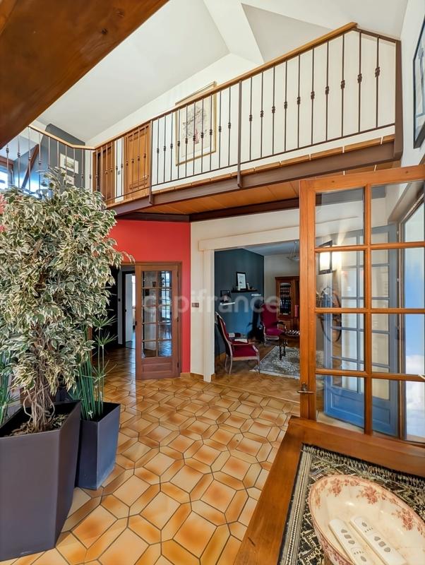 Maison - 246 m² - 9 pièces