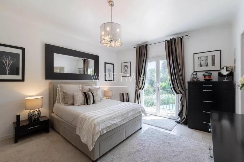 Maison - 255 m² - 8 pièces