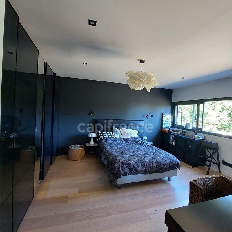 Maison - 400 m² - 12 pièces