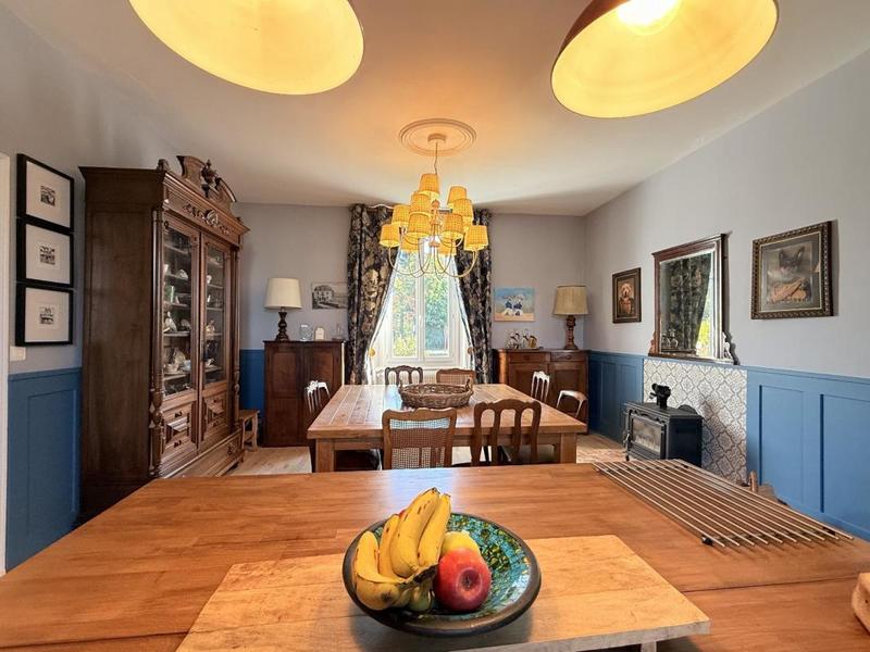 Maison - 240 m² - 19 pièces