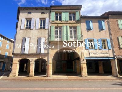 Maison - 377 m² - 12 pièces