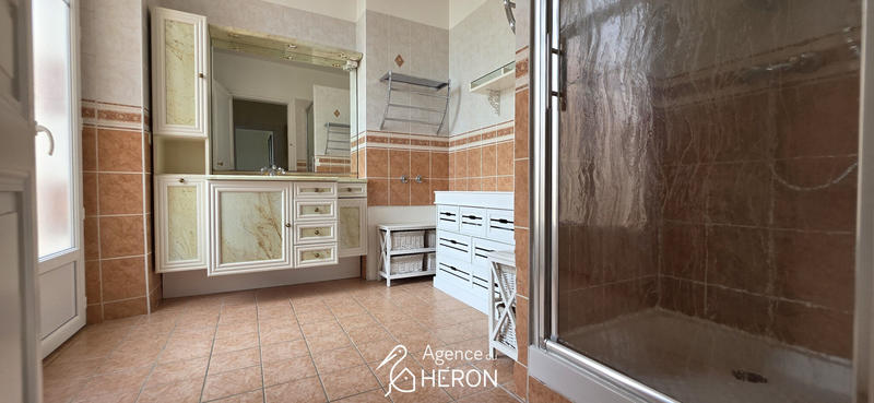 Maison - 240 m² - 9 pièces