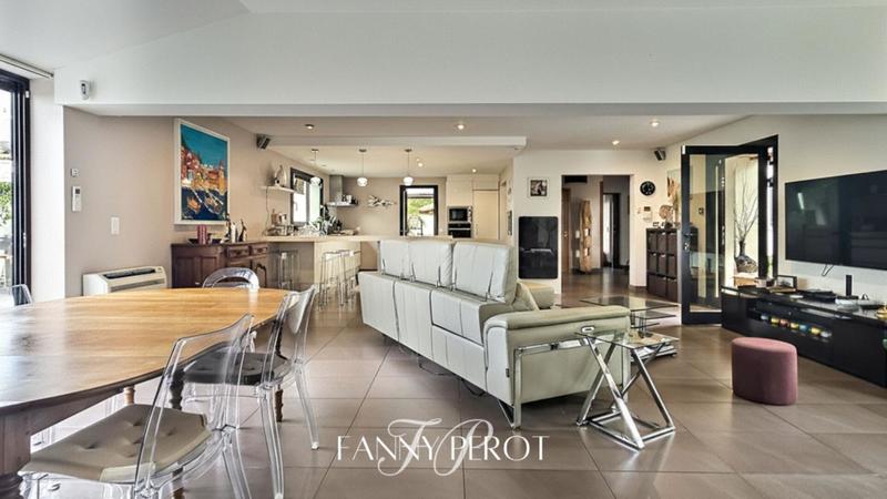 Maison - 205 m² - 6 pièces