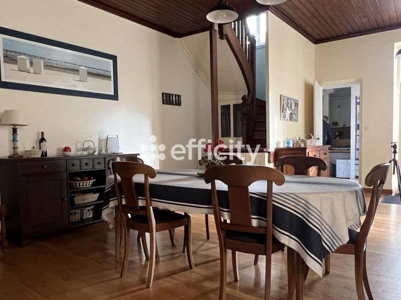 Maison - 230 m² - 7 pièces