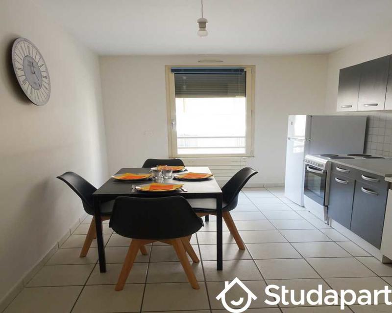 Chambre - 100 m² - 1 pièce