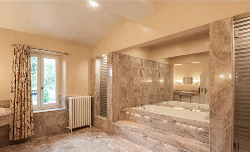 Propriété - 1 000 m² - 10 pièces