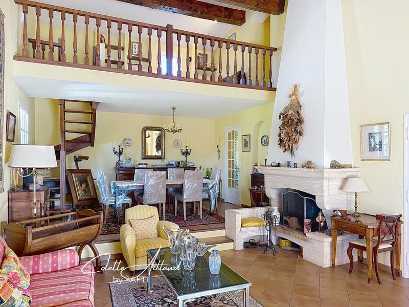 Maison - 220 m² - 8 pièces