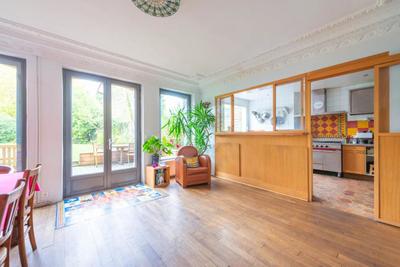 Demeure - 215 m² - 9 pièces