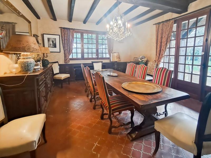 Maison - 325 m² - 11 pièces