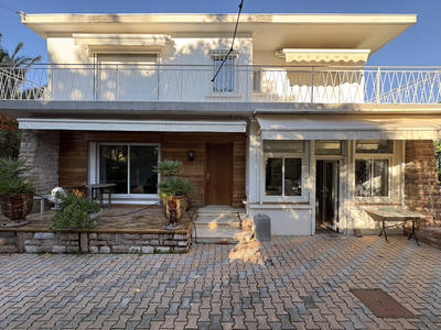 Maison - 205 m² - 6 pièces