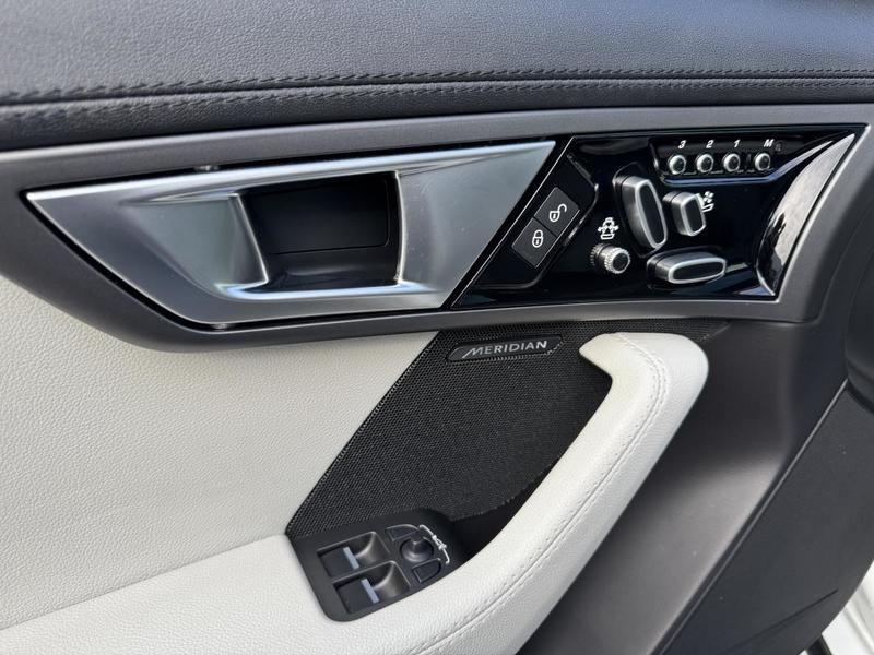 Jaguar F-Type 3.0 V6 380ch s Toit Pano Meridian Pas de Malus