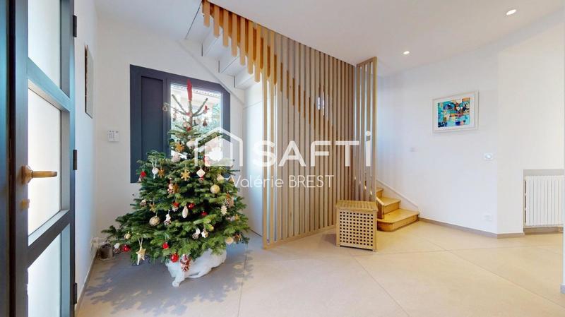 Maison - 210 m² - 8 pièces