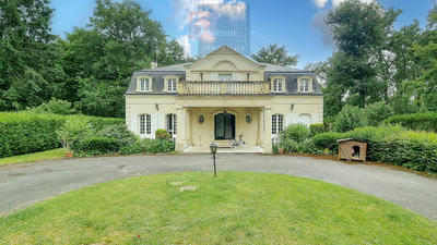 Maison - 330 m² - 8 pièces