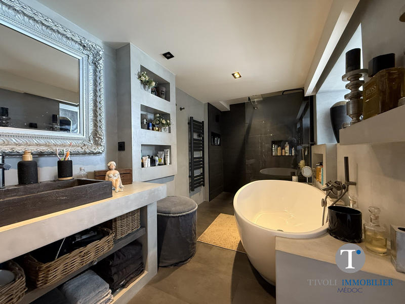 Maison traditionnelle - 267 m² - 9 pièces