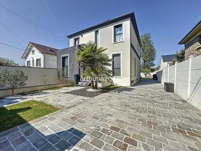 Maison - 235 m² - 8 pièces