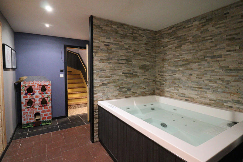 Maison - 325 m² - 15 pièces