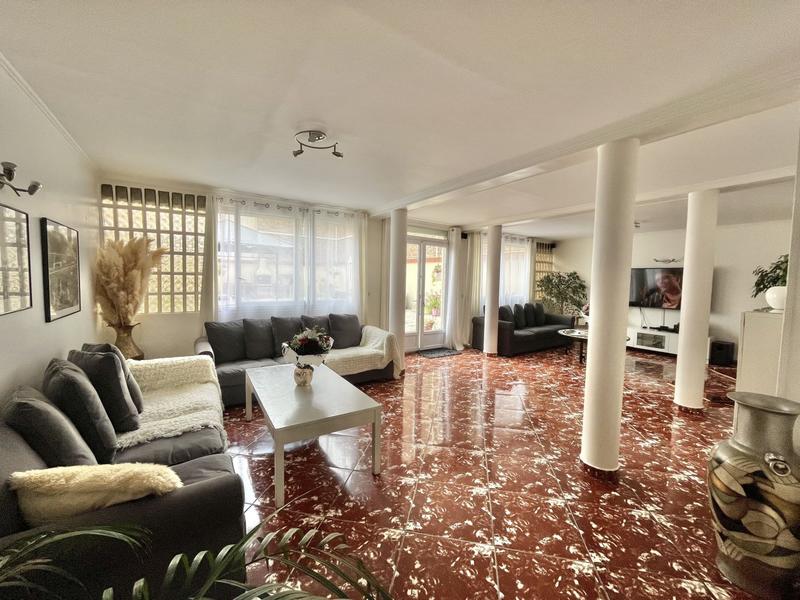 Maison - 230 m² - 10 pièces