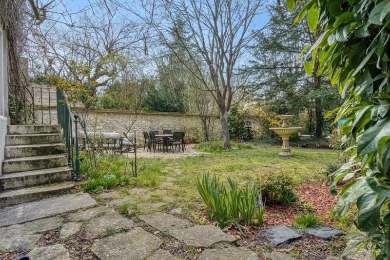 Maison - 220 m² - 11 pièces