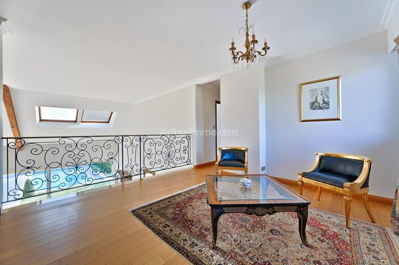 Maison - 260 m² - 8 pièces