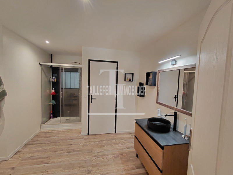 Maison - 230 m² - 8 pièces