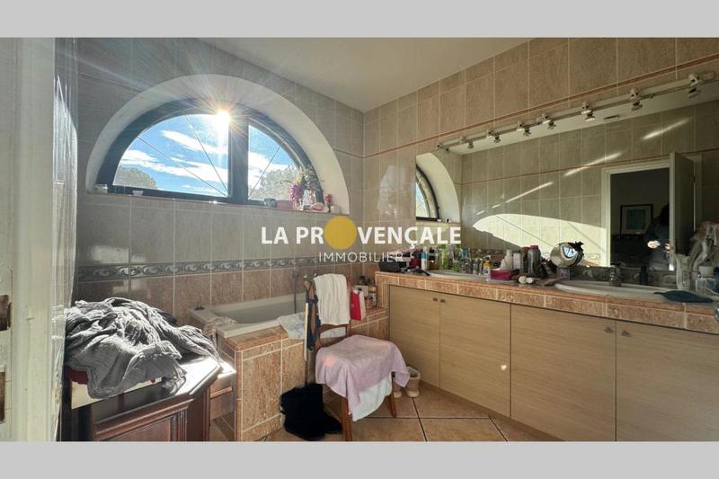 Maison - 290 m² - 9 pièces