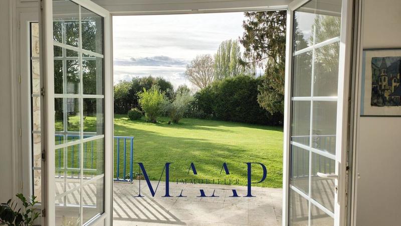 Demeure - 303 m² - 11 pièces