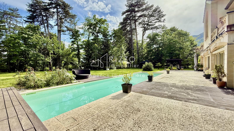 Maison - 302 m² - 8 pièces